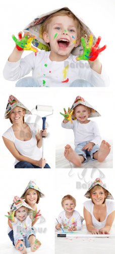 Cute boy and his mother painting with water colours /        - Photo stock