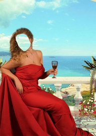 Женский фотошаблон - В красном платье с бокалом вина на фоне моря